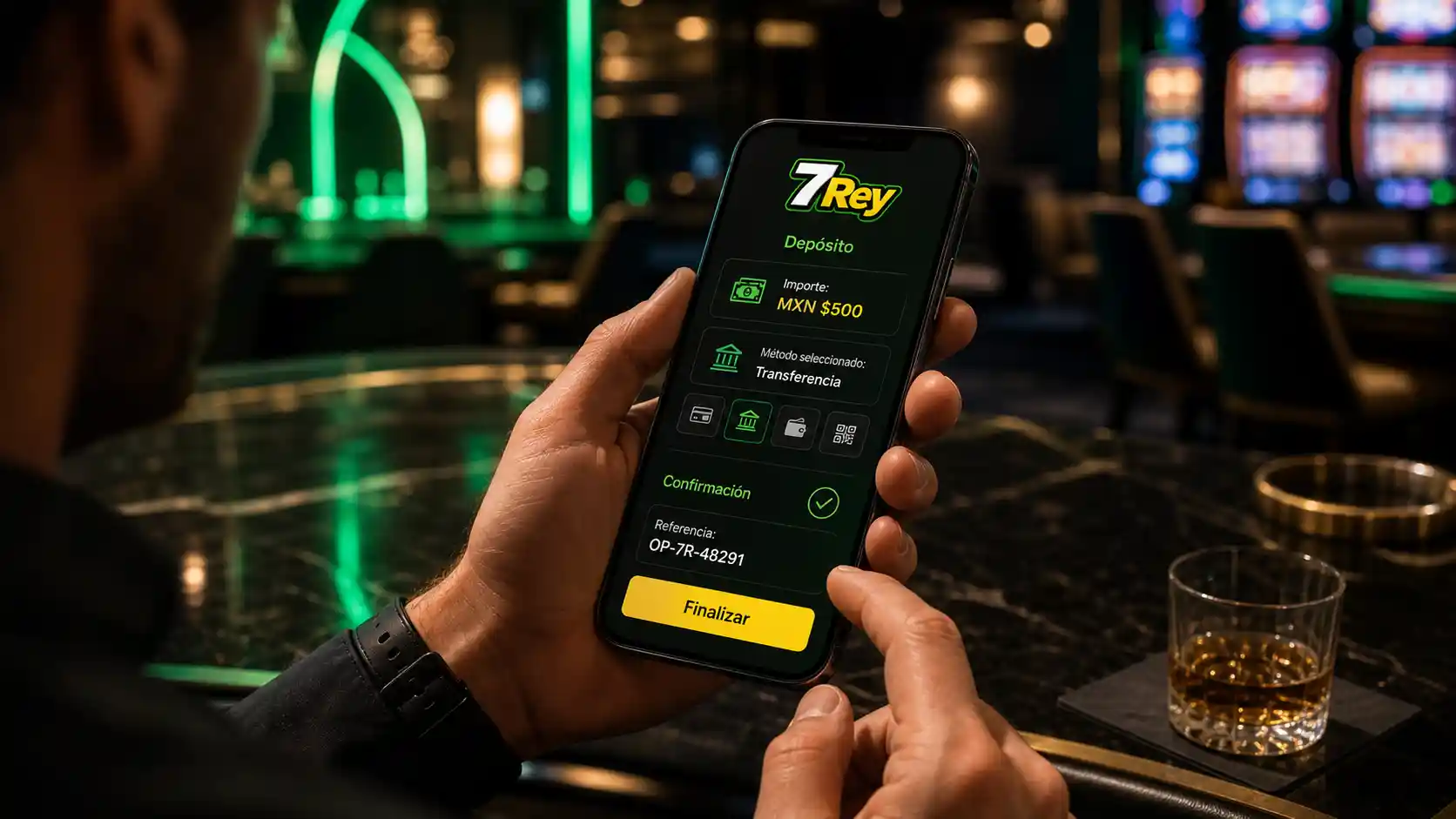 Usuario revisando un depósito de casino online en la interfaz móvil de 7Rey